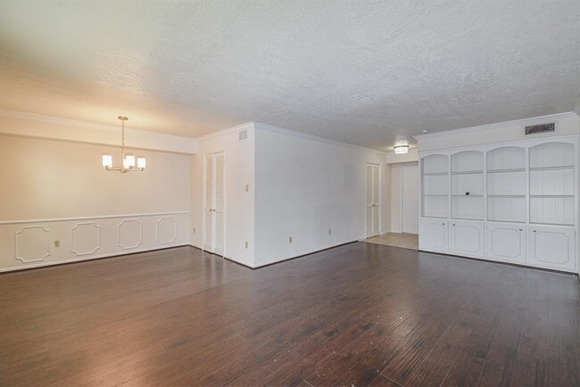 Building Photo - 351 N Post Oak Ln