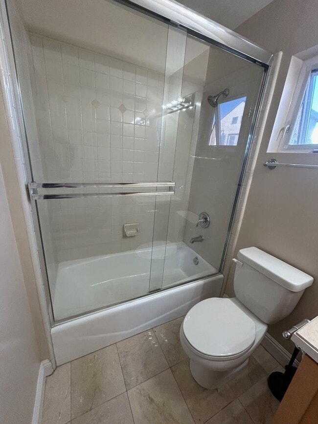 Building Photo - Amazing 3 story free standing contemporary house with terrific ocean views in Playa Del Rey