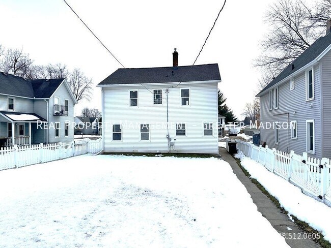 Building Photo - Gorgeous Deforest house for rent with many...