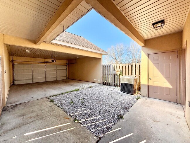 Building Photo - Three Bedroom Townhouse in Gated Community...