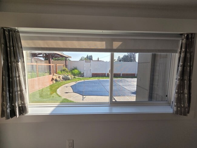 Building Photo - 3Bedroom, 2.5 Bath Mid Century Modern Home...