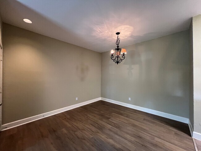 Building Photo - 2025 Augusta Dr