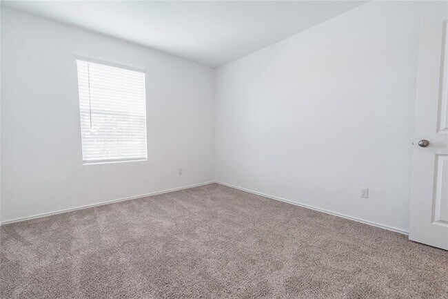 Building Photo - 913 Legends Ln