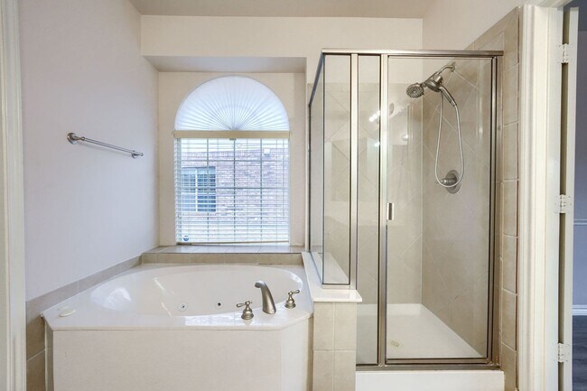 Building Photo - Stunning 5-Bedroom Home with Spacious Back...