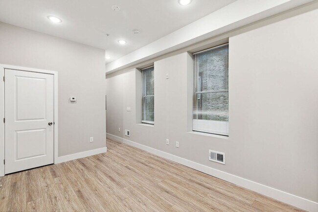 Building Photo - 1333 E Snyder Ave