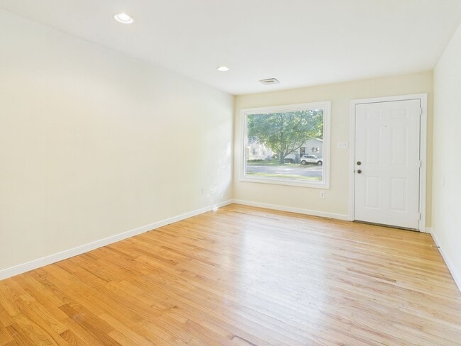 Building Photo - 818 Winnetka Ave