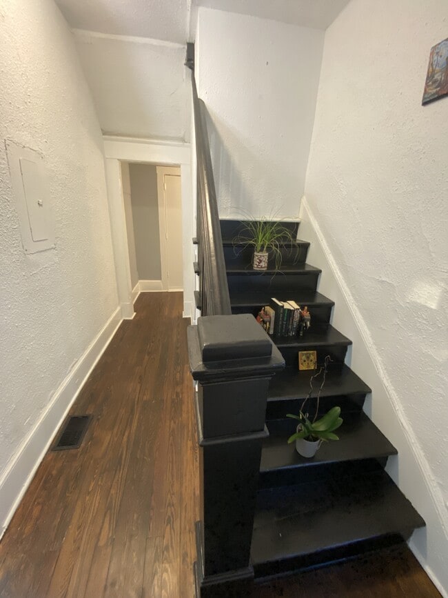 Building Photo - 841 Vedado Way NE