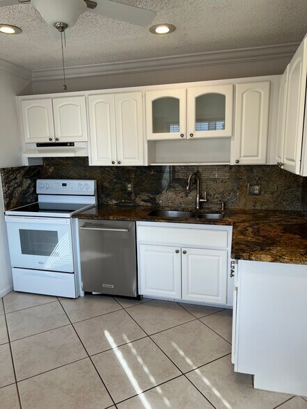 Building Photo - 119 Lakeview Ave