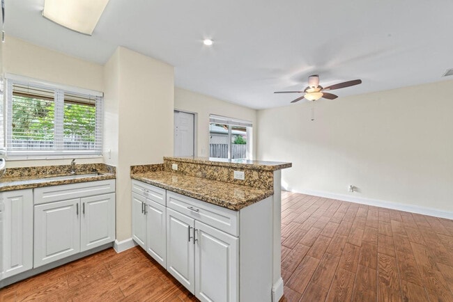 Building Photo - 404 SE 16th St