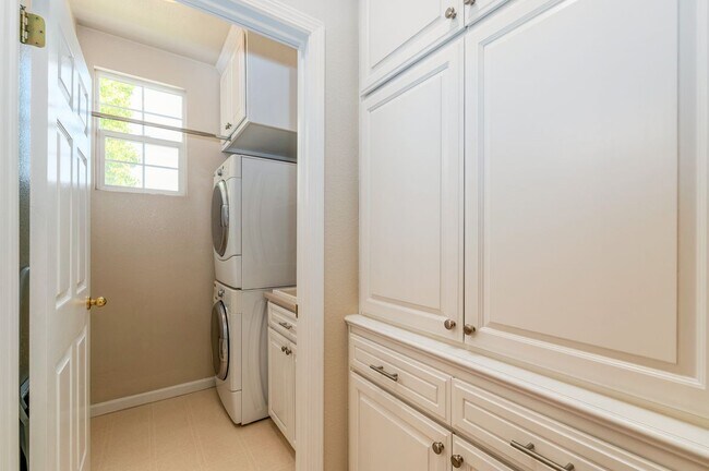 Building Photo - 3102 Cassia Ct