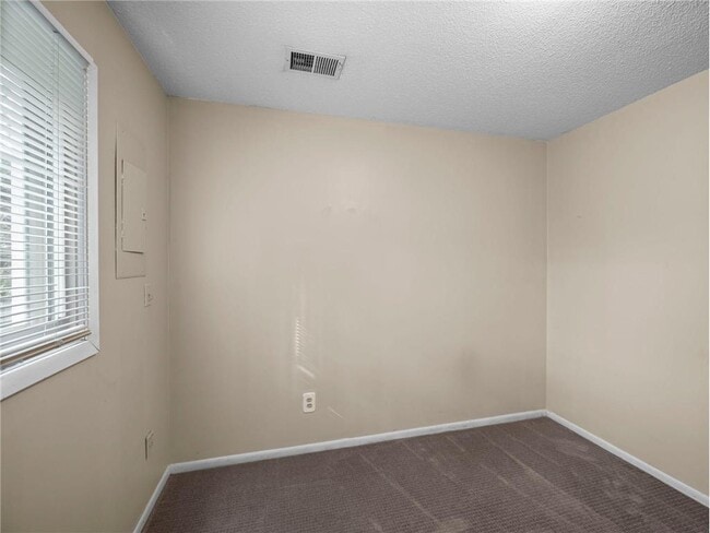 Building Photo - 5535 Lindsay St