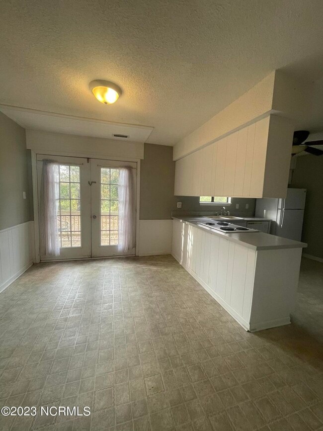 Building Photo - 1002 Stillwood Cir