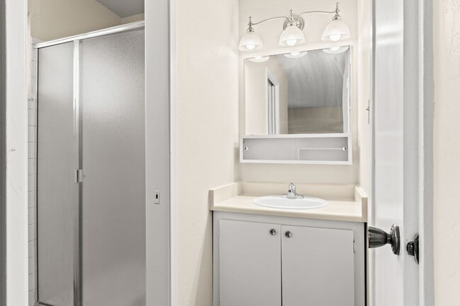 Building Photo - Utilities Included! Large 2-Bedroom in Hayward with On-Site Laundry & Parking