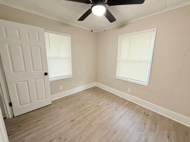 Building Photo - Freshly Renovated 2-Bedroom Home – Quality...
