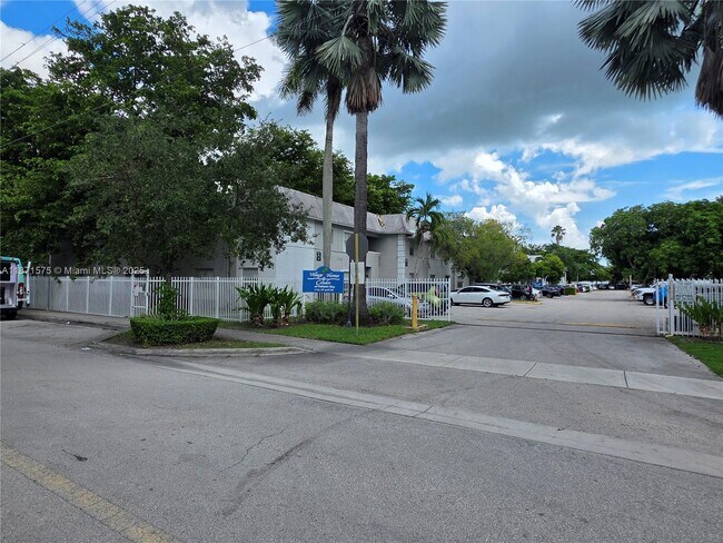 Building Photo - 17255 SW 95th Ave
