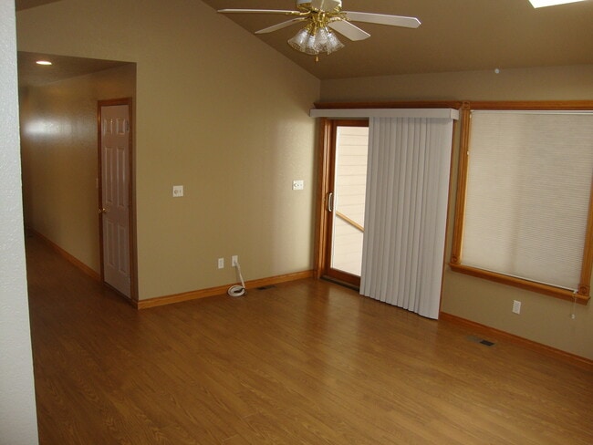 Building Photo - Great 4 bed Duplex