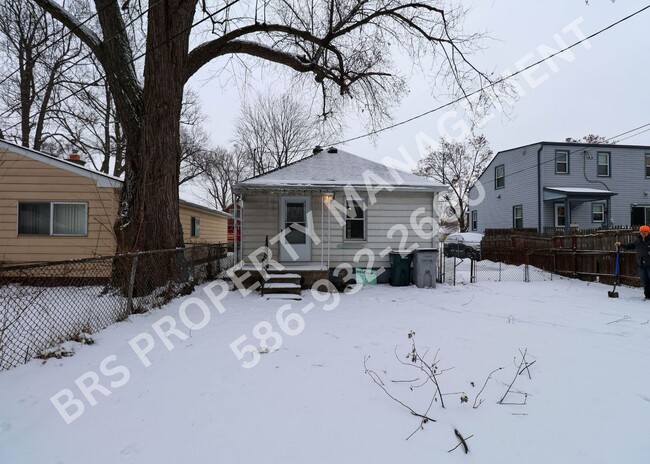 Building Photo - Charming 2-Bedroom Home with Fenced Yard