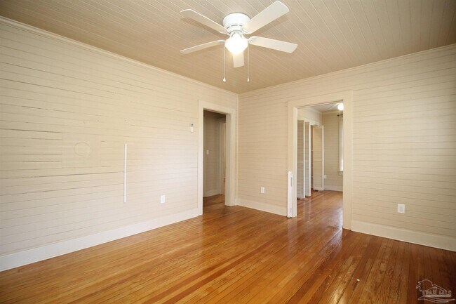 Building Photo - 3102 E De Soto St