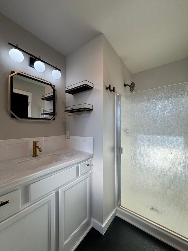 Building Photo - Newly Renovated & Ready to Impress!