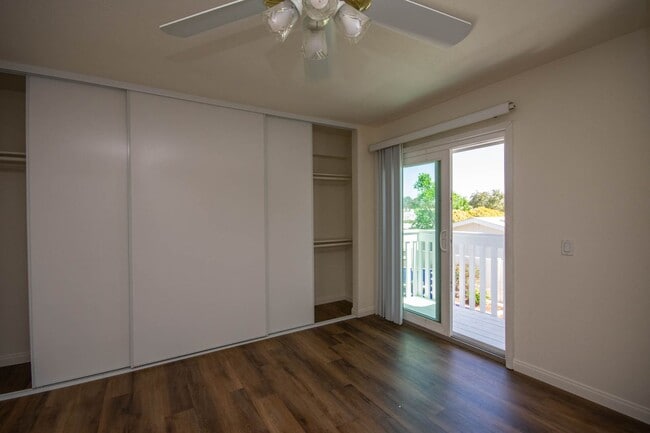 Building Photo - 3BR Townhome with Spacious Fenced Yard!