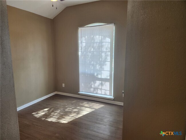 Building Photo - 2207 Bluebonnet Dr