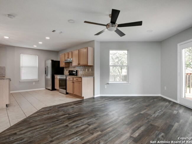 Building Photo - Spacious 5BR Home in NW San Antonio | Deck, High Ceilings & Prime Alamo Ranch Location