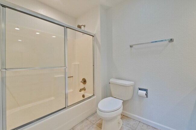 Building Photo - 2-Suite Townhome in Whisman Station Area | Easy Access to 101/237/85