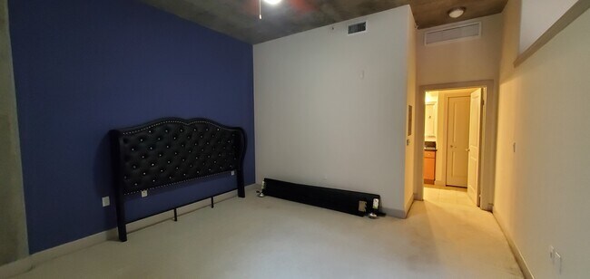 Building Photo - 840 E Green St