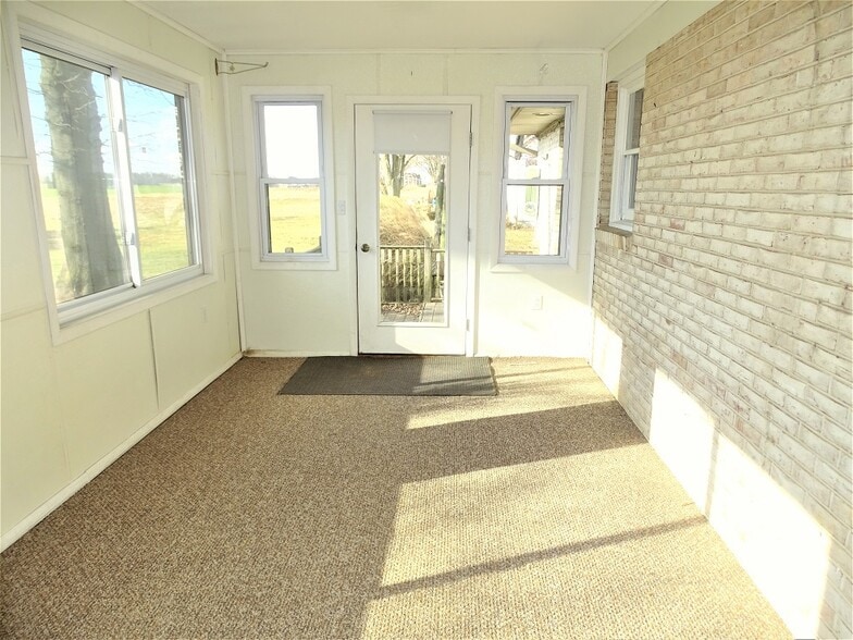 Building Photo - 1357 E Oregon Rd