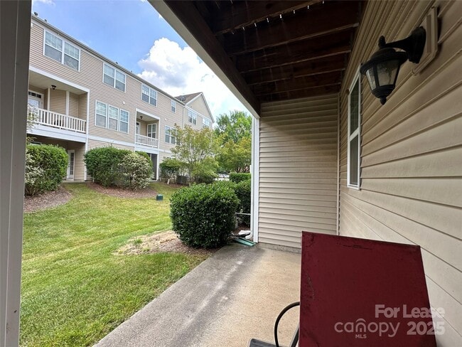 Building Photo - 835 Skybrook Falls Dr