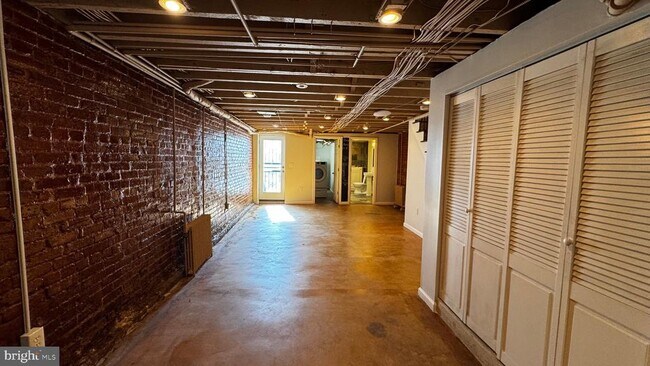 Building Photo - 18 16th St NE