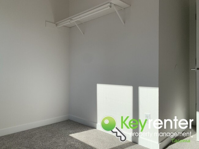 Building Photo - Newly Remodeled Centrally Located Tacoma H...