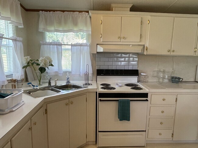 Building Photo - Furnished 3 bedroom 2 full bathroom Manufa...