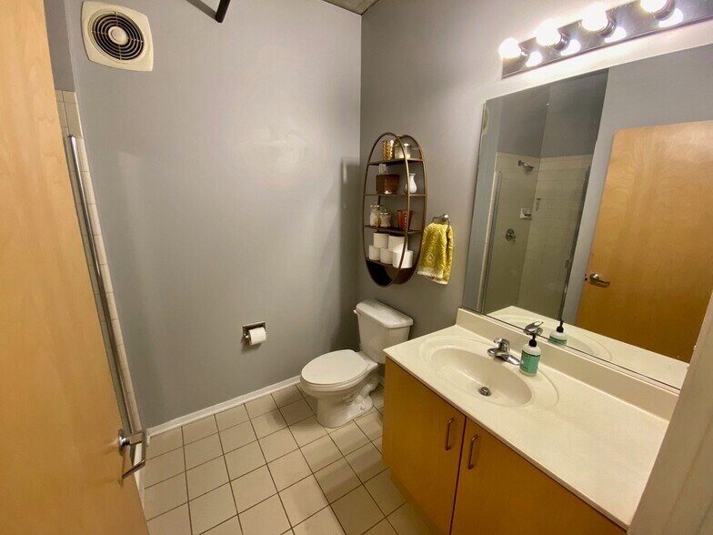 Building Photo - 700 W Van Buren St