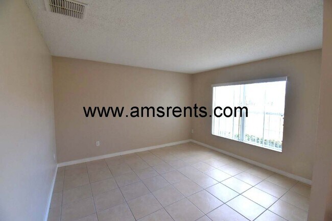 Building Photo - Spacious 3 bedroom 2 bath in Poinciana