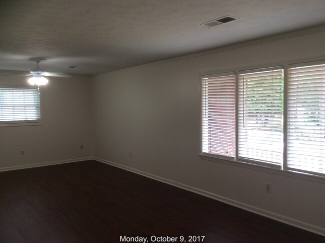 Building Photo - r6343
