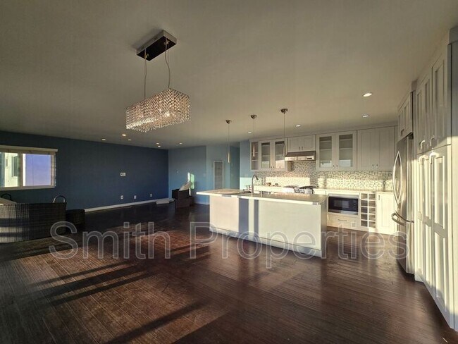 Building Photo - 509 N Helberta Ave