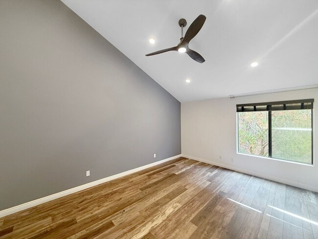 Building Photo - Stunning 2 bed/1.5 bath condo in the desir...