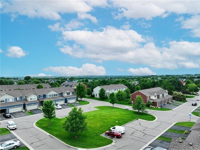 Building Photo - Rare 3 bed 4 bath updated almost 2300 sf townhouse in Woodbury!