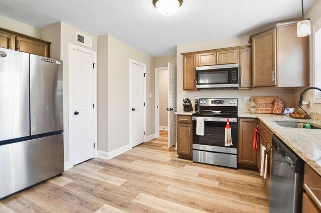 Building Photo - Pet Friendly Three Bedroom!