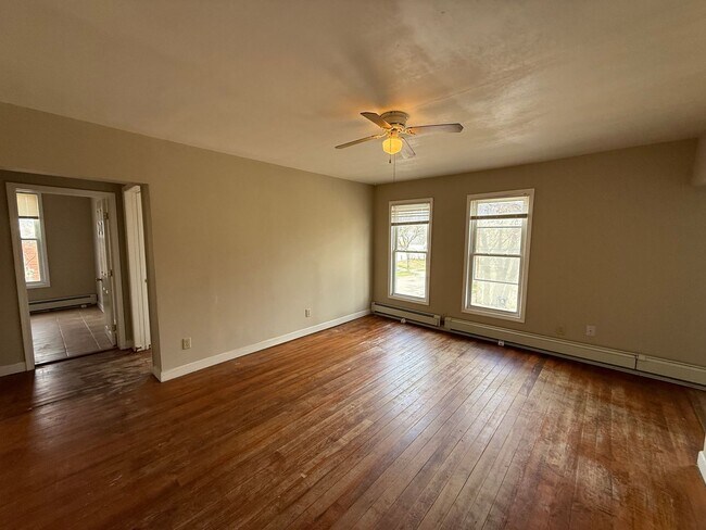 Building Photo - 562 Edmund Ave W