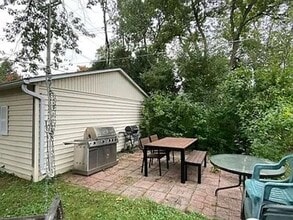 Building Photo - Adorable renovated cottage in University H...