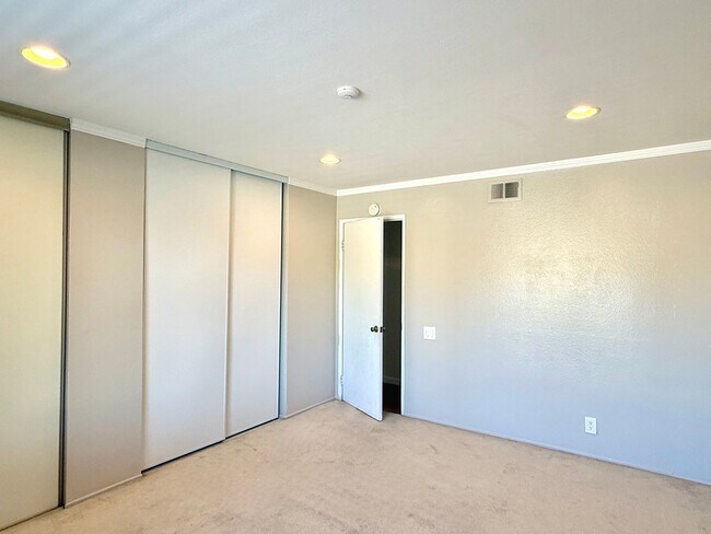 Building Photo - $2,350 / 1 BEDROOM CONDO - PRIME LOCATION!