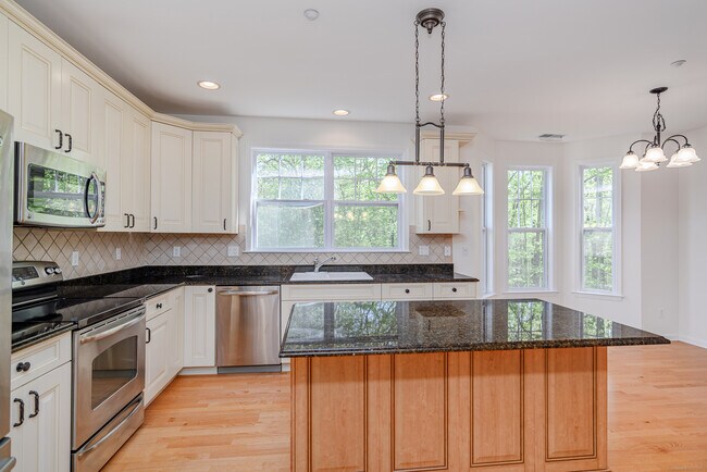 Building Photo - 82 Suzie Dr