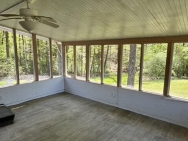 Building Photo - 3 Bedroom, 2 Bath home.