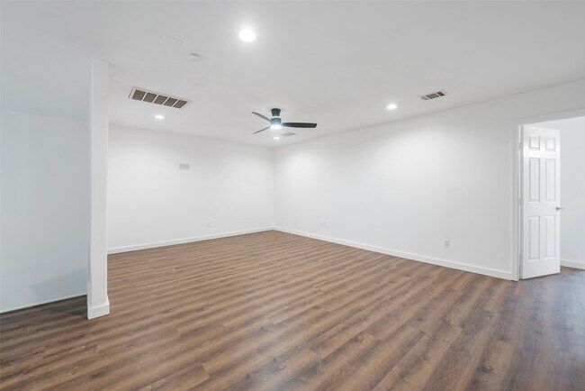 Building Photo - 11703 N Perry Ave