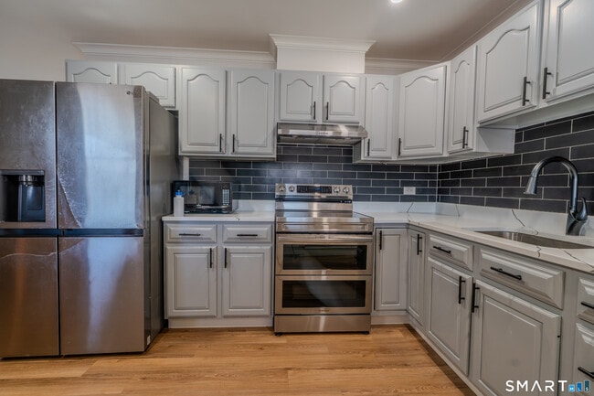 Building Photo - 24 Park Ln W