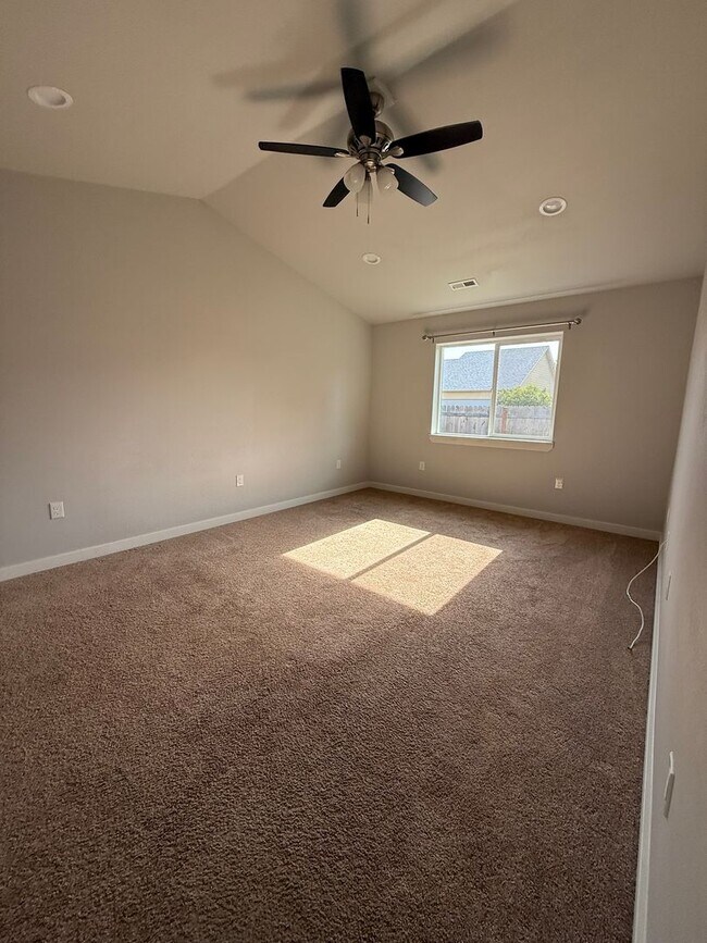 Building Photo - Gorgeous Pet Friendly Three Bedroom Lebano...