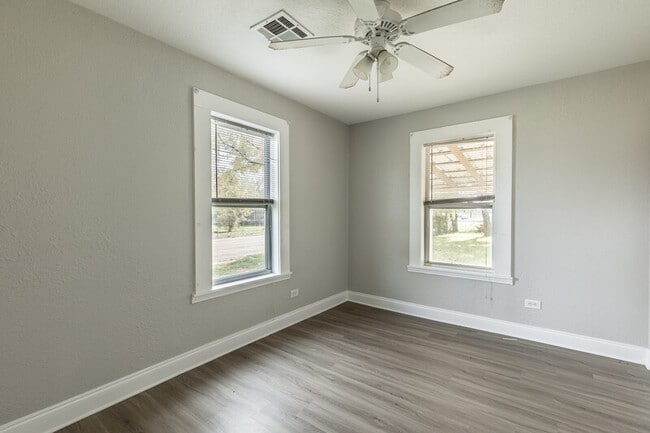 Building Photo - 911 E Craven Ave