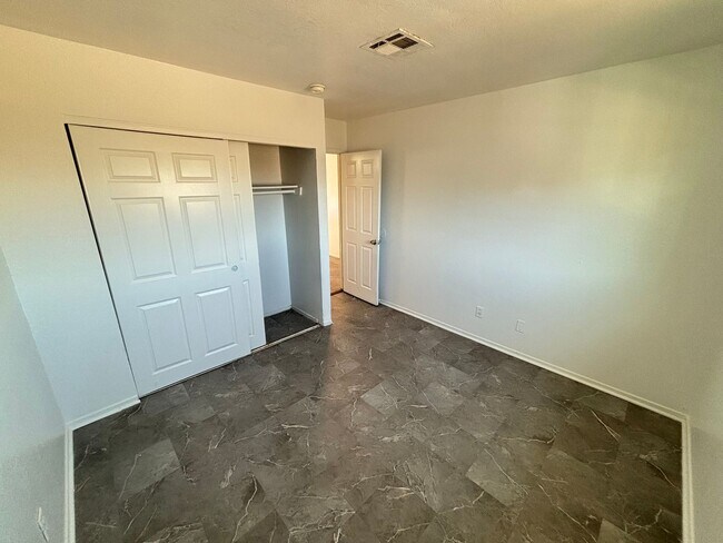 Building Photo - Charming 3Bed/1Bath apartment located in North Las Vegas— Enjoy Rent-Free Holidays!